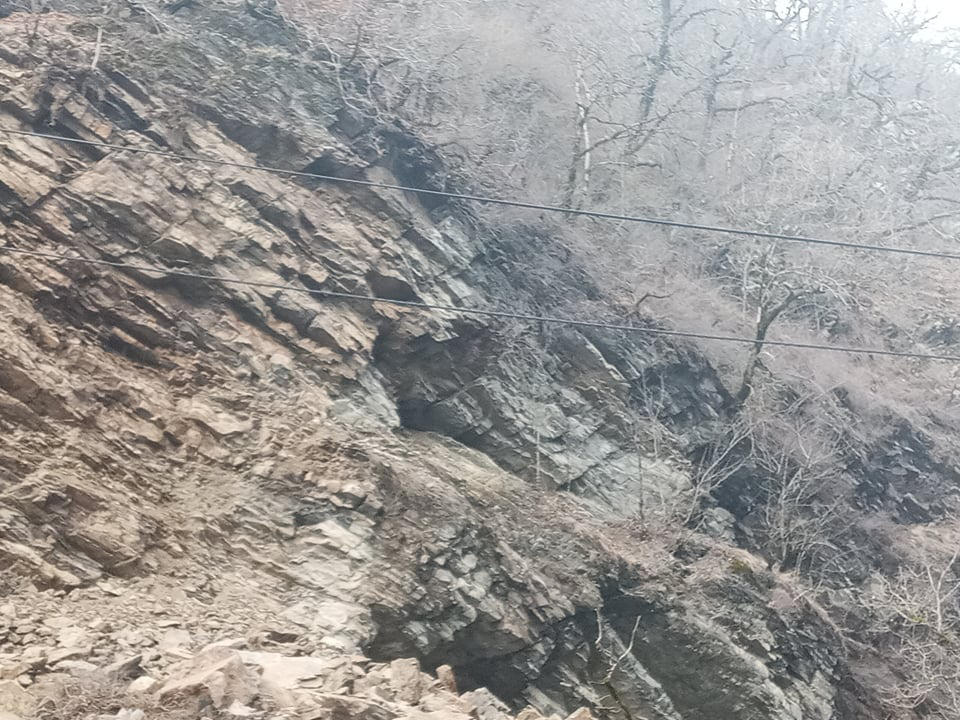 ოშპიტელი-გუდამაყრის გზაზე კლდოვანი ფერდობი ჩამოიშალა, რის გამო 22 სოფელი გარე სამყაროს მოწყდა