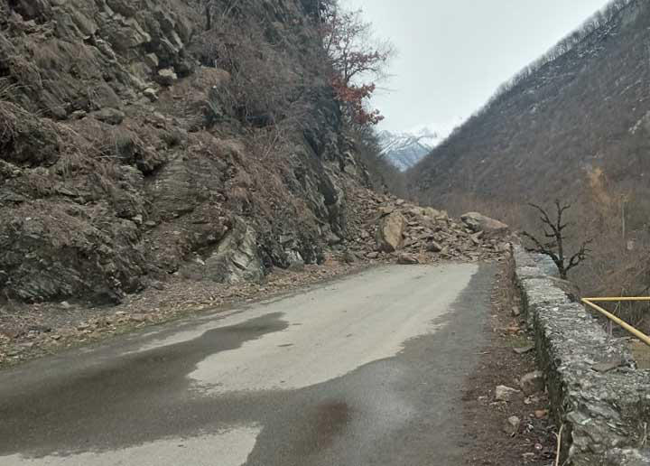 გუბერნატორის ინფორმაციით, გუდამაყრის ხეობაში, სადაც კლდოვანი ფერდობი ჩამოიშალა, ხვალ დილიდან გარემოს ეროვნული სააგენტოს თანამშრომლები ჩავლენ და ფაქტს შეისწავლიან