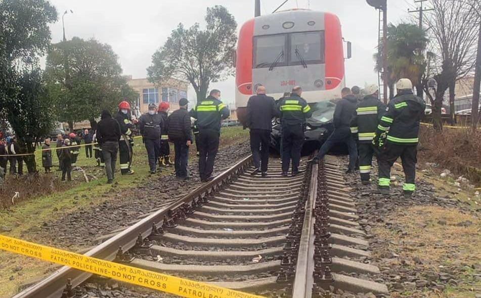 Поезд Зугдиди - Тбилиси столкнулся с автомобилем