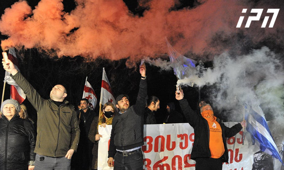 რუსთავის პენიტენციურ დაწესებულებასთან ნიკა მელიას მხარდასაჭერი აქცია-პერფორმანსი მიმდინარეობს