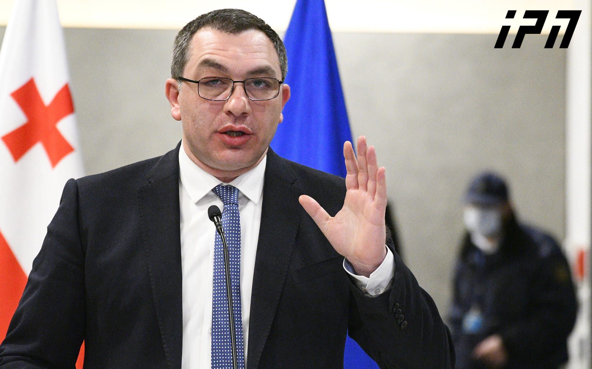 გიგა ბოკერია აცხადებს, რომ ოპოზიციის მიერ მერობის კანდიდატად ნიკა მელია, ხოლო საკრებულოს თავმჯდომარეობის კანდიდატად ელენე ხოშტარია განიხილებოდა, საბოლოო გადაწყვეტილებას კი საზოგადოება ორ დღეში გაიგებს