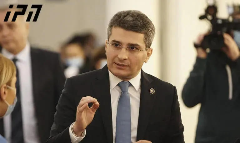 მამუკა მდინარაძე ჟურნალისტს - ვერ აკონკრეტებთ ლარსზე აქედან მეტი მანქანა გადის თუ იქიდან მეტი შემოდის, რაღაც საცობია გადაღებული - ისტერიას ტეხენ ადამიანები, რომელთა ბელადი ყვავილებით ხვდებოდა რუს ტურისტებს