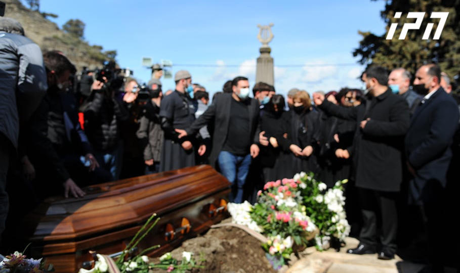 Анзор Эркомаишвили похоронен в пантеоне на Мтацминда