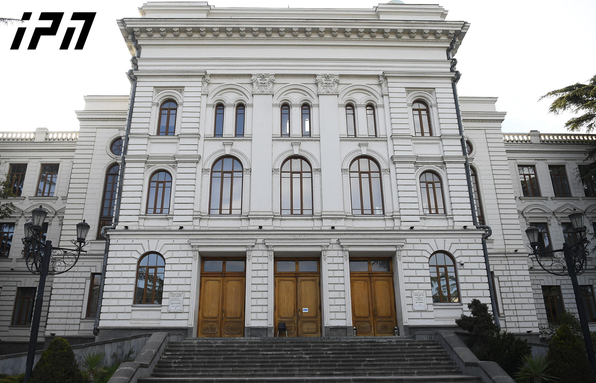 თსუ სტუდენტებს მოუწოდებს, დატოვონ რექტორატი და მოლაპარაკების ფორმატზე გადავიდნენ