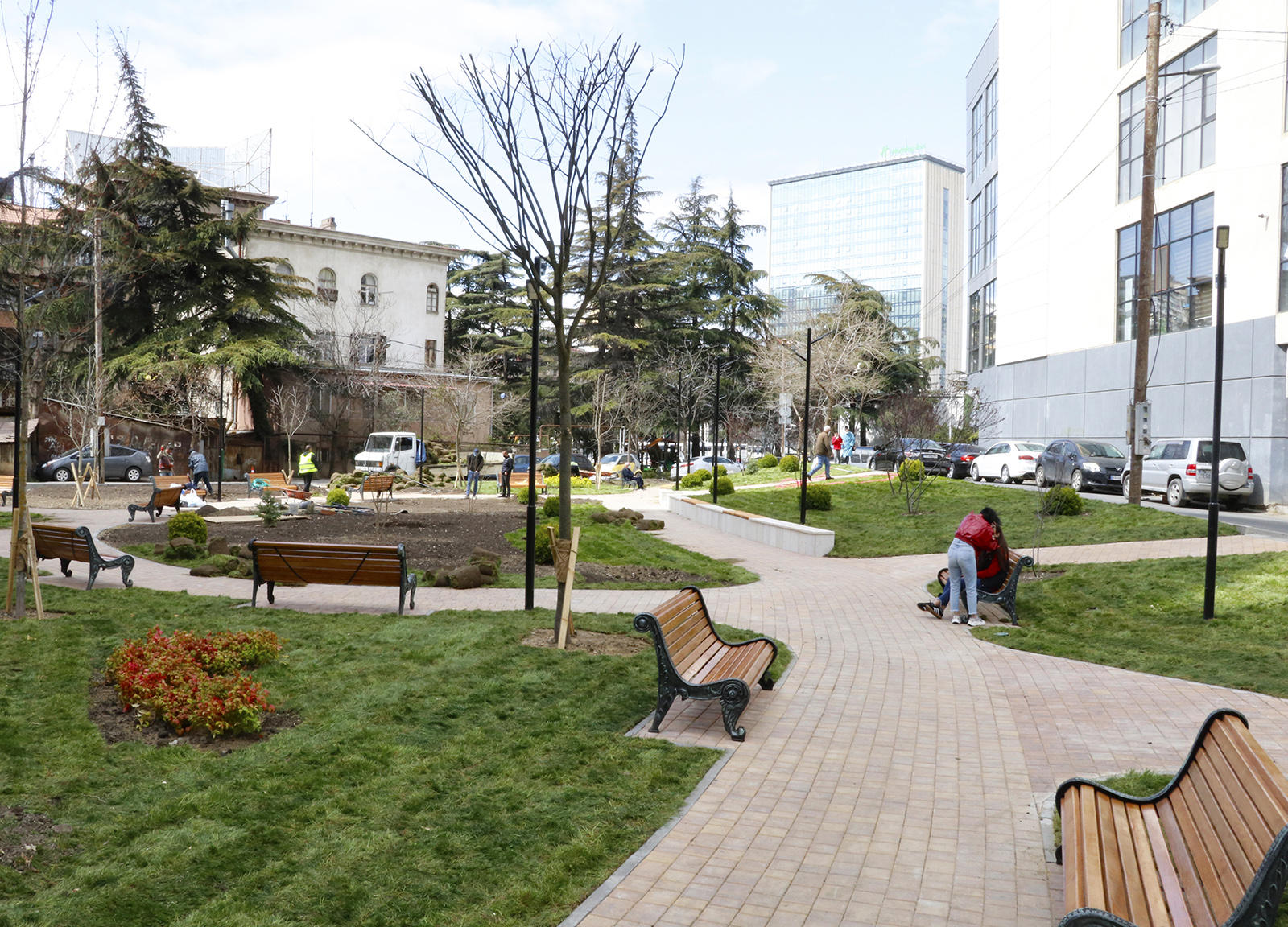 ტყვარჩელის ქუჩაზე ე.წ.ბარაკების ადგილას სკვერის მოწყობა მიმდინარეობს