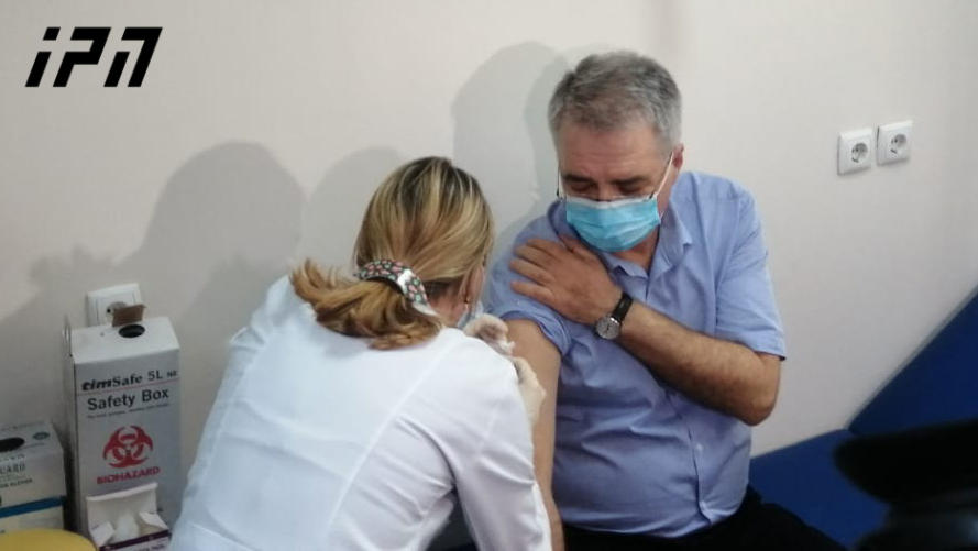 დავით სერგეენკო კორონავირუსის საწინააღმდეგო ვაქცინით საჯაროდ აიცრა