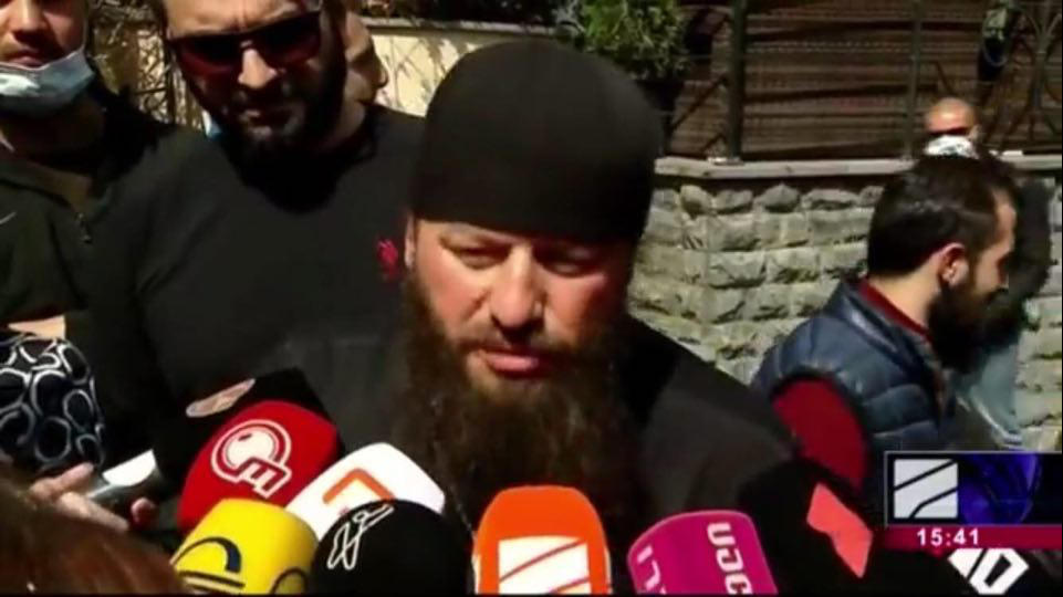 იღუმენი გრიგოლ დარსალია - რასაც უწმინდესზე ამბობენ და აკეთებენ დიდი ცოდვაა, ამას გადააჭარბა იმ ცოდვამ, რომ ადამიანმა, რომელსაც მღვდელმსახურება შეჩერებული აქვს, წირვა ჩაატარა