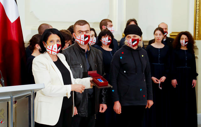 პრეზიდენტმა დათა ვანიშვილი სიკვდილის შემდეგ მედლით „სამოქალაქო თავდადებისათვის“ დააჯილდოვა