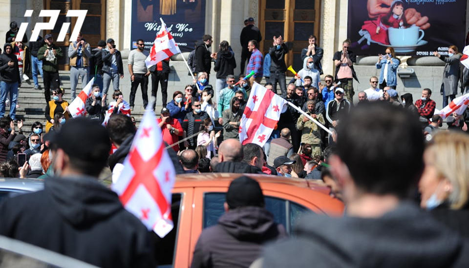 „რიონის ხეობის გადარჩენისთვის“ წევრები სოფელ გუმათიდან ქუთაისის მიმართულებით მიდიან, სადაც „ნამახვანჰესის“ მოწინააღმდეგეების აქცია მიმდინარეობს
