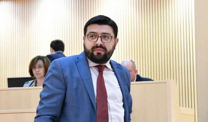დიმიტრი სამხარაძე აქციის მონაწილეებს - დღეს იმ ხელისუფლებამ გადაგარჩინათ, რომლის გადადგომას ითხოვთ და ბედი თქვენი, რომ სხვა ხელისუფლება არ არის! დღეს საზარბაზნე ხორცებად მიგატოვეს თქვენმა ლიდერებმა!