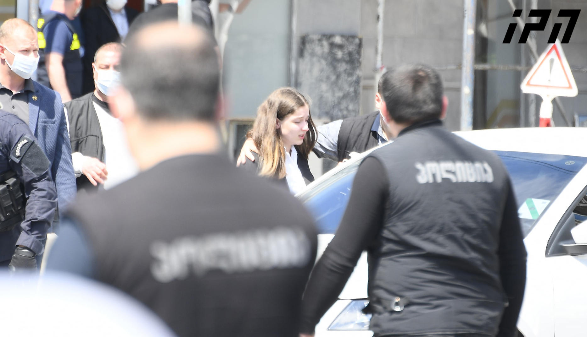 Two hostages leave Bank of Georgia branch in Avlabari