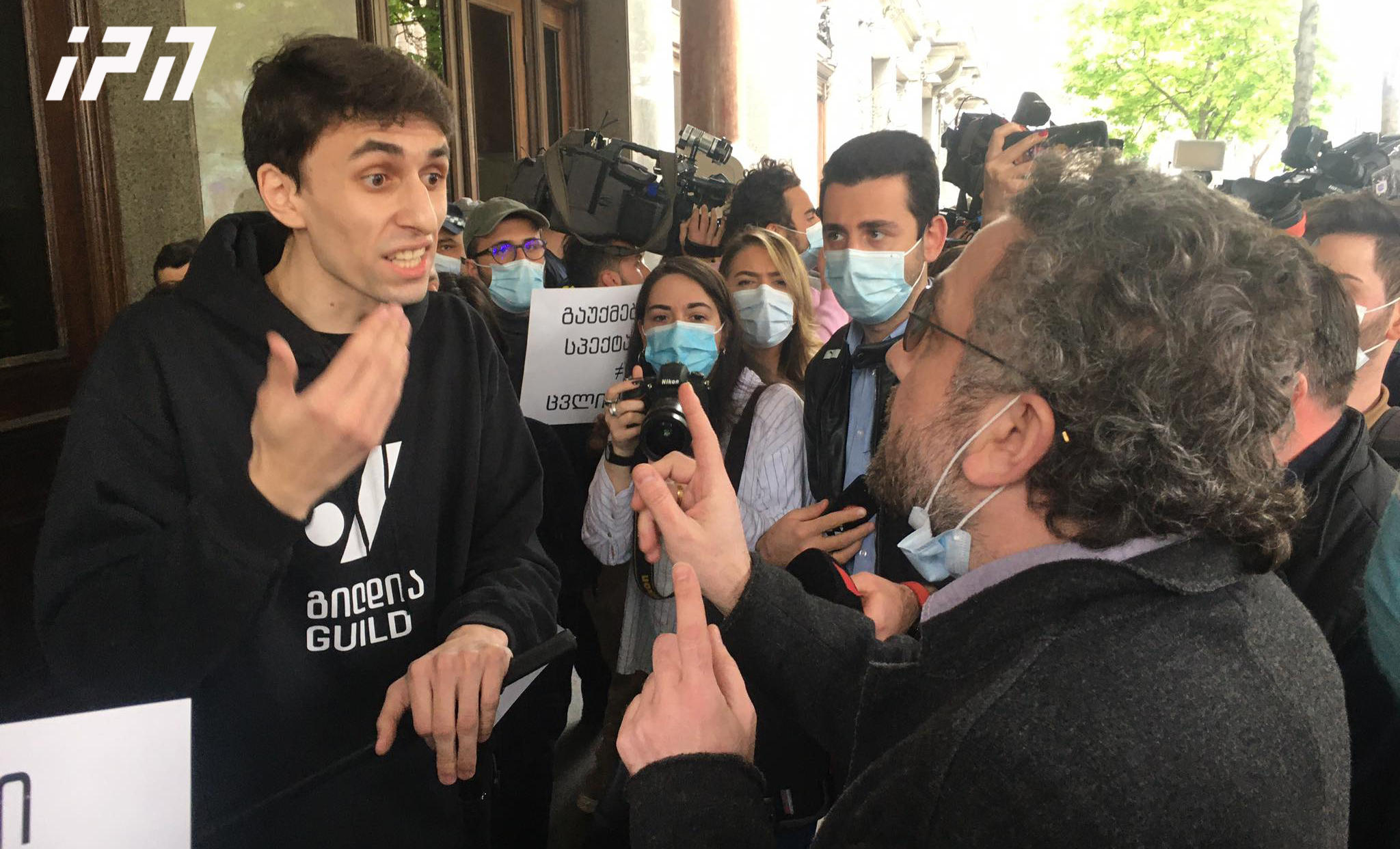 რუსთაველის თეატრთან, მსახიობებსა და აქციის მონაწილეებს შორის სიტყვიერი დაპირისპირება მოხდა
