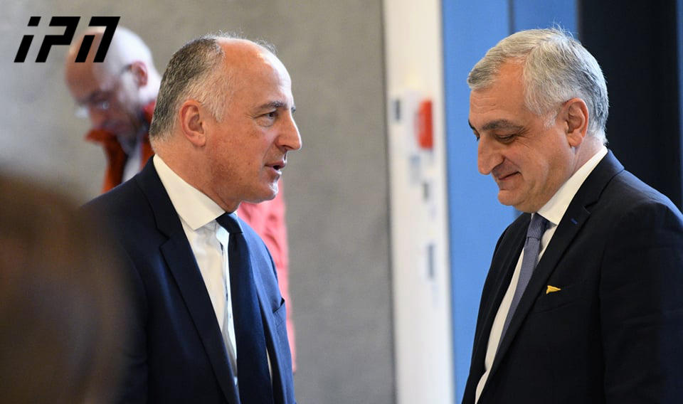 ბადრი ჯაფარიძე და მამუკა ხაზარაძე სასამართლოში, სადაც მათ საქმეზე განაჩენი უნდა გამოცხადდეს, არ მივლენ - ისინი განაჩენს პარტიის ოფისში დაელოდებიან