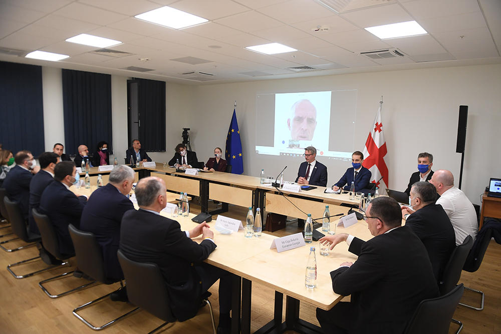 „ქართულ ოცნებასა" და ოპოზიციას შორის შეხვედრა მიმდინარეობს