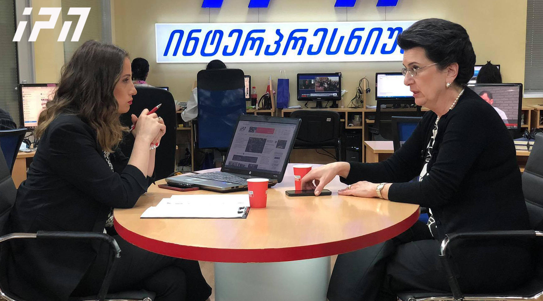 Нино Бурджанадзе – На подписании мы стояли как представители второстепенной страны – На «равняйся – смирно» выстроились президент, председатель парламента и оппозиция, а господин Шарль сидел, будто принимал рапорт