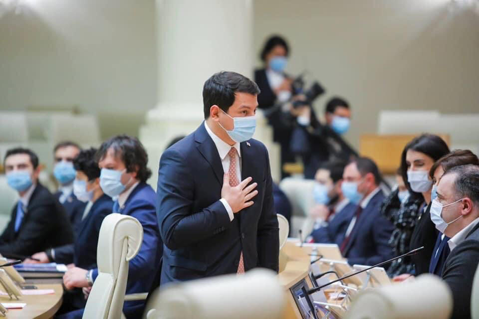 საქართველოს პარლამენტის თავმჯდომარე არჩილ თალაკვაძე თანამდებობიდან  გადადგა