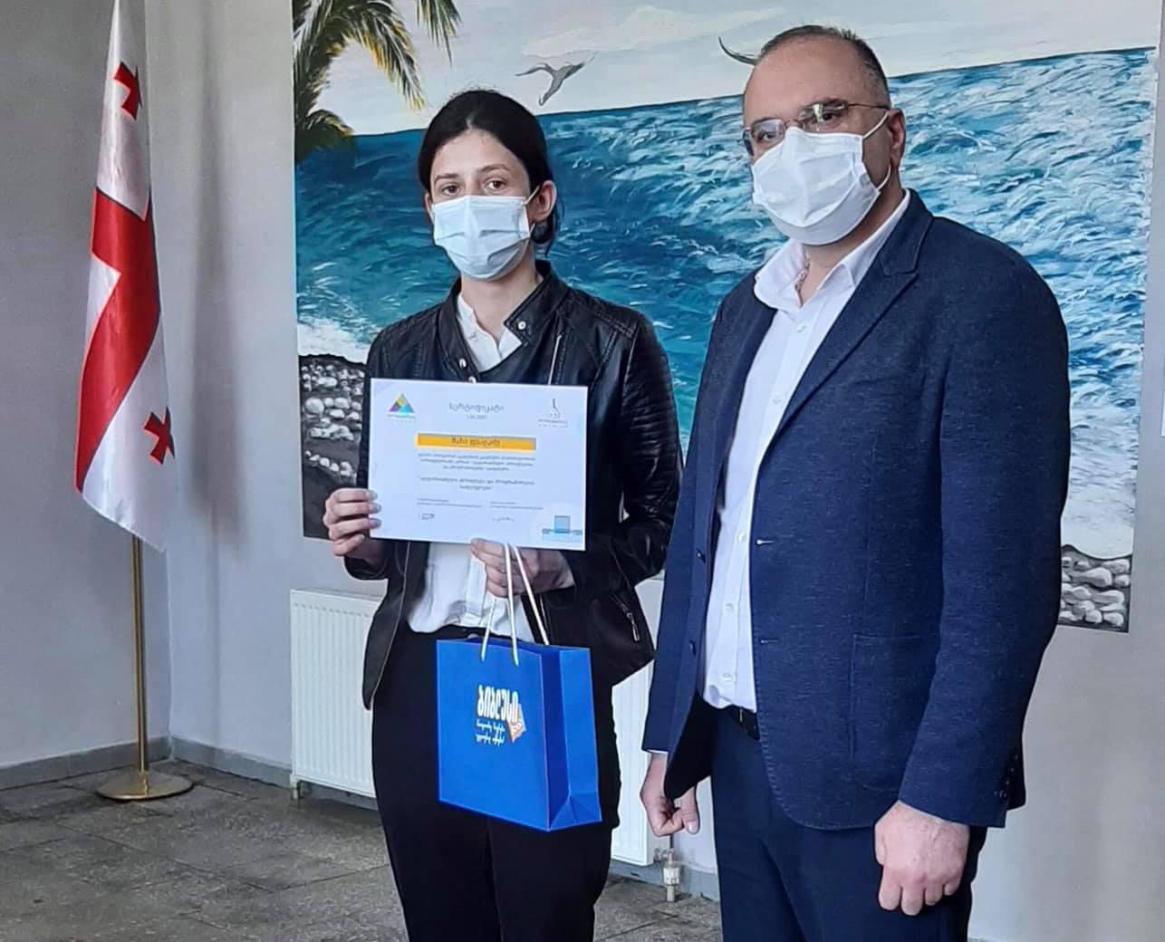 ლევან თევზაიამ ტრენინგში ,,ალგორითმული აზროვნება და პროგრამირება“ მონაწილე აფხაზეთის საჯარო სკოლის მოსწავლეებს საჩუქრად ,,ბიბლუსის“ წიგნები და სერტიფიკატები გადასცა