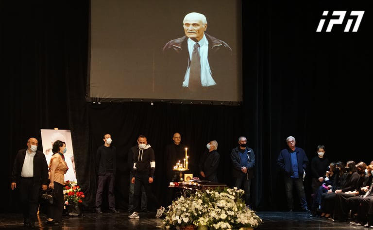 რუსთაველის ეროვნულ თეატრში კახი კავსაძის სამოქალაქო პანაშვიდი მიმდინარეობს