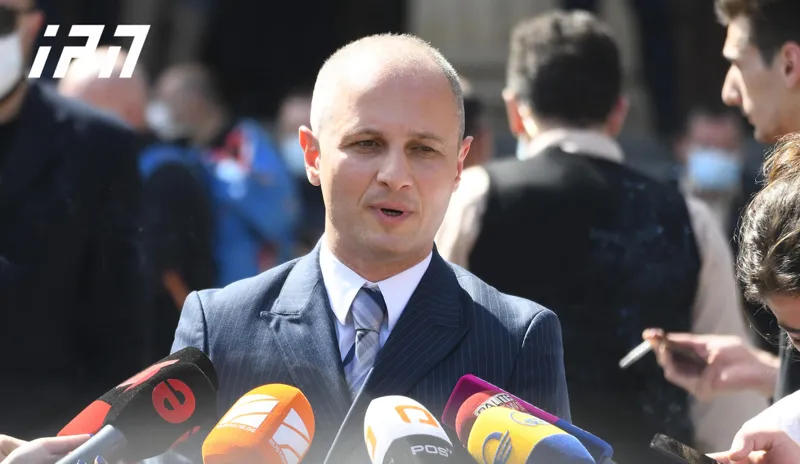 ადვოკატი - ნიკა მელიას დაზიანებები აღენიშნება, ტანსაცმელი შემოხეული აქვს და ორივე მაჯის არეში შეშუპება - პოლიციელზე თავდასხმა არცერთი დაკავებულის მხრიდან არ იკვეთება