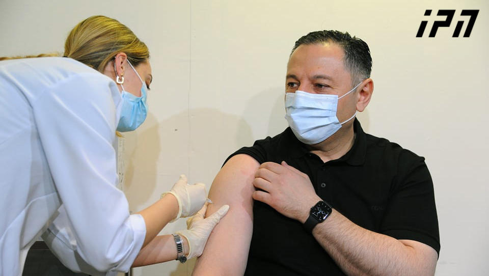 ვახტანგ გომელაური „სინოფარმის“ ვაქცინით აიცრა