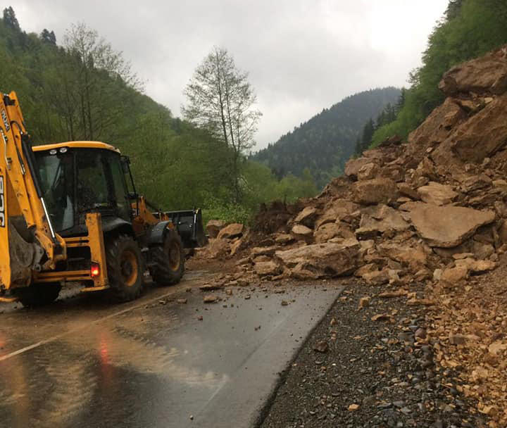 ქარელში, გვერძინეთი-ტყემლოვანას მონაკვეთზე მთიდან მიწის მასა ჩამოიშალა
