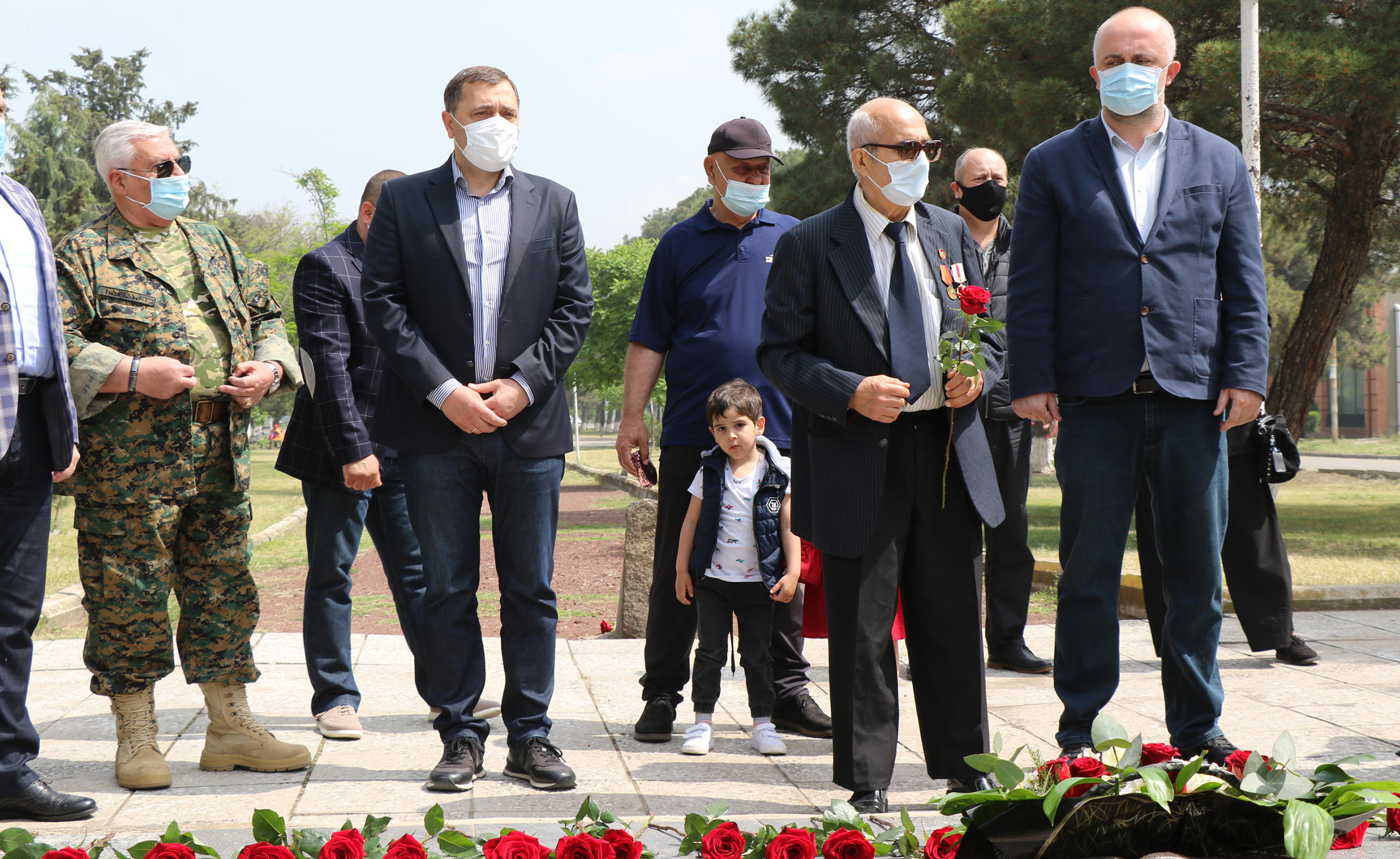 რუსთავში, ადგილობრივი ხელისუფლების წარმომადგენლები და მეორე მსოფლიო ომის ვეტერანები დიდების ხეივანში შეიკრიბნენ