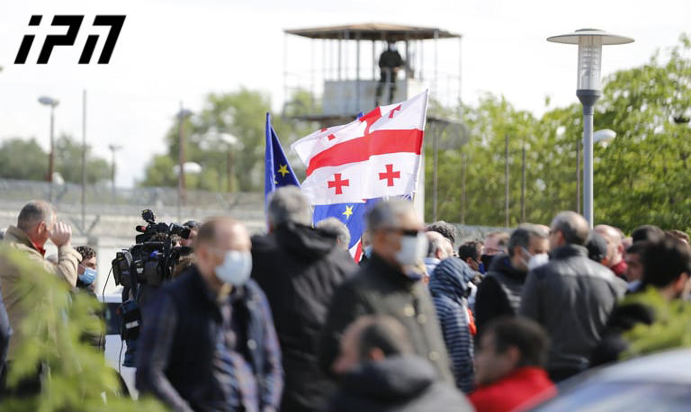 რუსთავის ციხესთან ნიკა მელიას გათავისუფლებას მხარდამჭერები და ოპოზიციური პარტიების წარმომადგენლები ელოდებიან