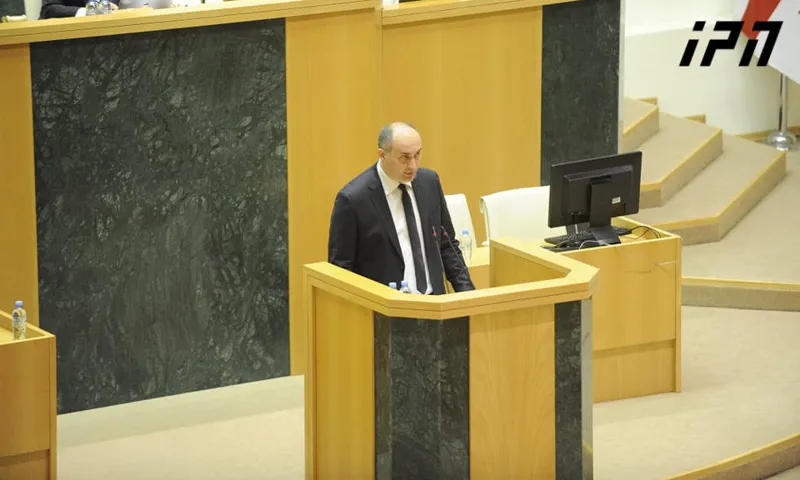 პარლამენტში დღეს თავდაცვის მინისტრს მოუსმენენ