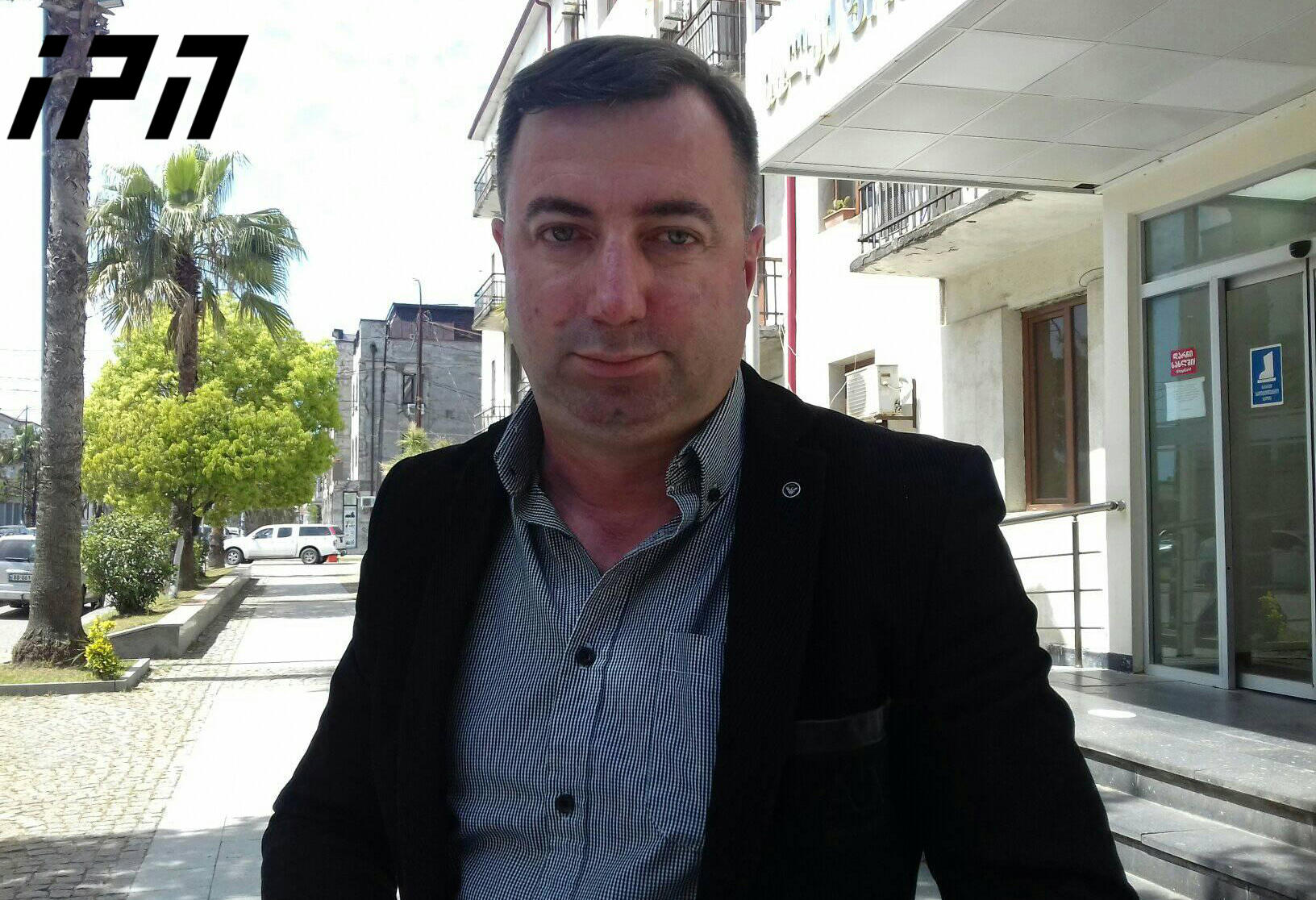 ფოთის მუნიციპალიტეტის სერვისების ცენტრის ერთ-ერთი განყოფილების ხელმძღვანელი აცხადებს, რომ თანამდებობის დატოვება აიძულეს