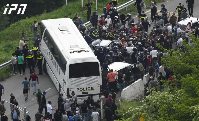 На въезде в Дманиси произошло еще одно противостояние – Группа людей, используя дубинки, расправилась с гражданином, который перемещался на легковом автомобиле