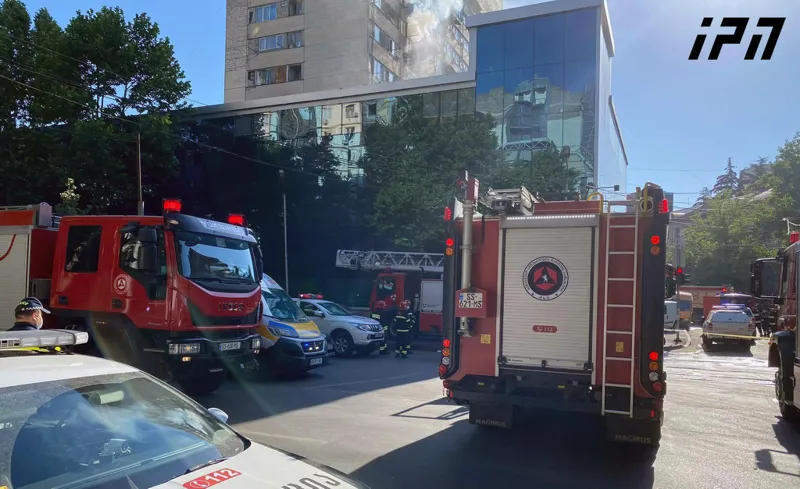 Женщина, упавшая с 5-го этажа общежития на проспекте Пекина, скончалась в больнице