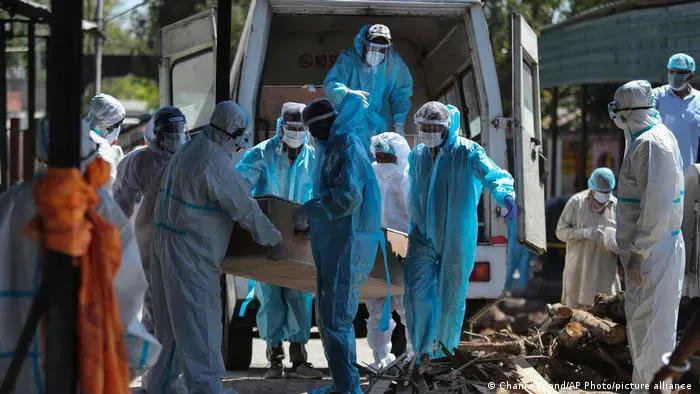 В Индии число жертв коронавируса превысило 300 тысяч