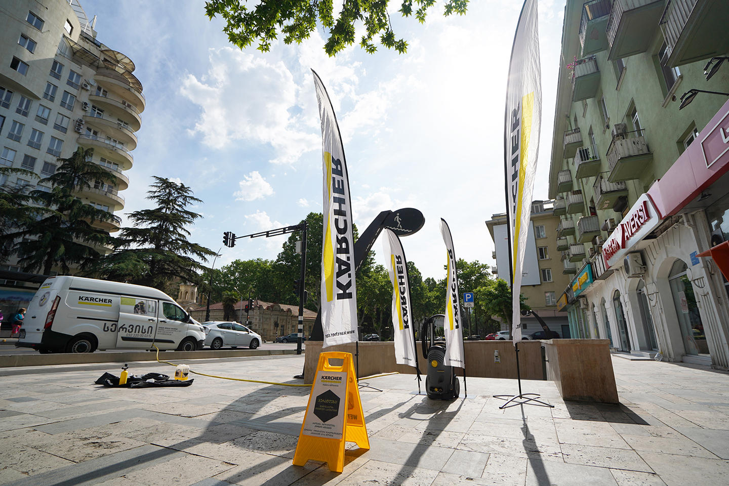 კერხერის თანამშრომლებმა კომპანიის კორპორატიულ-სოციალური პასუხისმგებლობის ფარგლებში, 25 მაისს ჭავჭავაძეზე მიწისქვეშა გადასასვლელი მორეცხეს