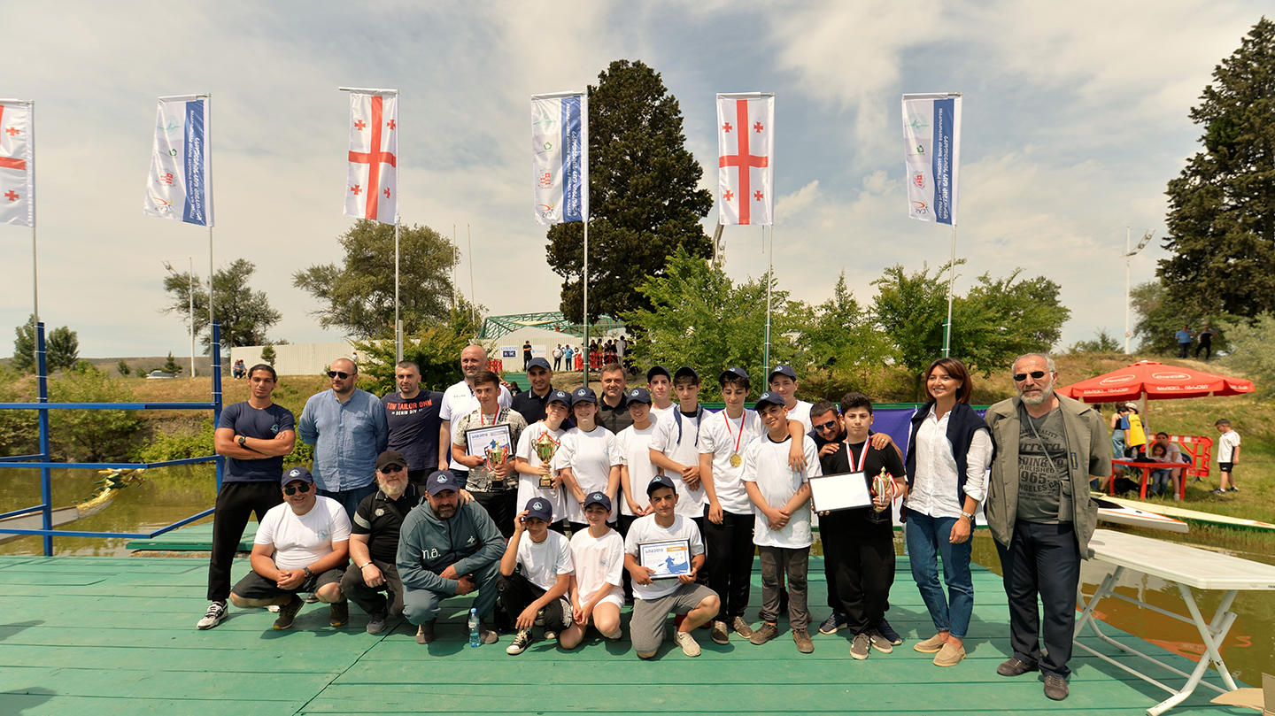 რუსთავის ცენტრალურ პარკში, ქალაქის საჯარო და კერძო სკოლების მოსაწავლეების მონაწილეობით, ნიჩბოსნობის ღია პირველობა ჩატარდა