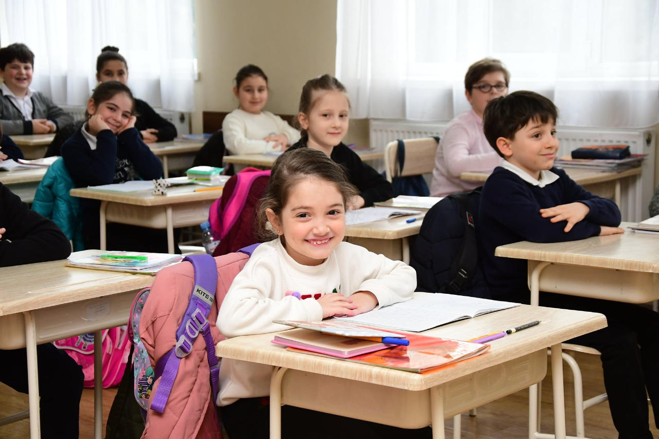 განათლების სამინისტროს ინფორმაციით, საქართველოს საჯაროს სკოლებში ვირუსის გავრცელების მაჩვენებელი კვლავ დაბალ ნიშნულზე რჩება
