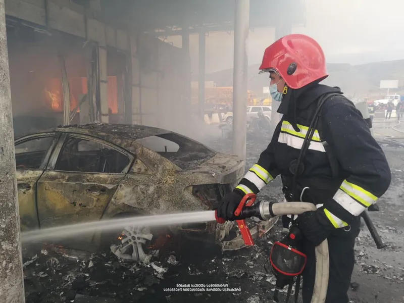 Пожар на территории руставского авторынка ликвидирован