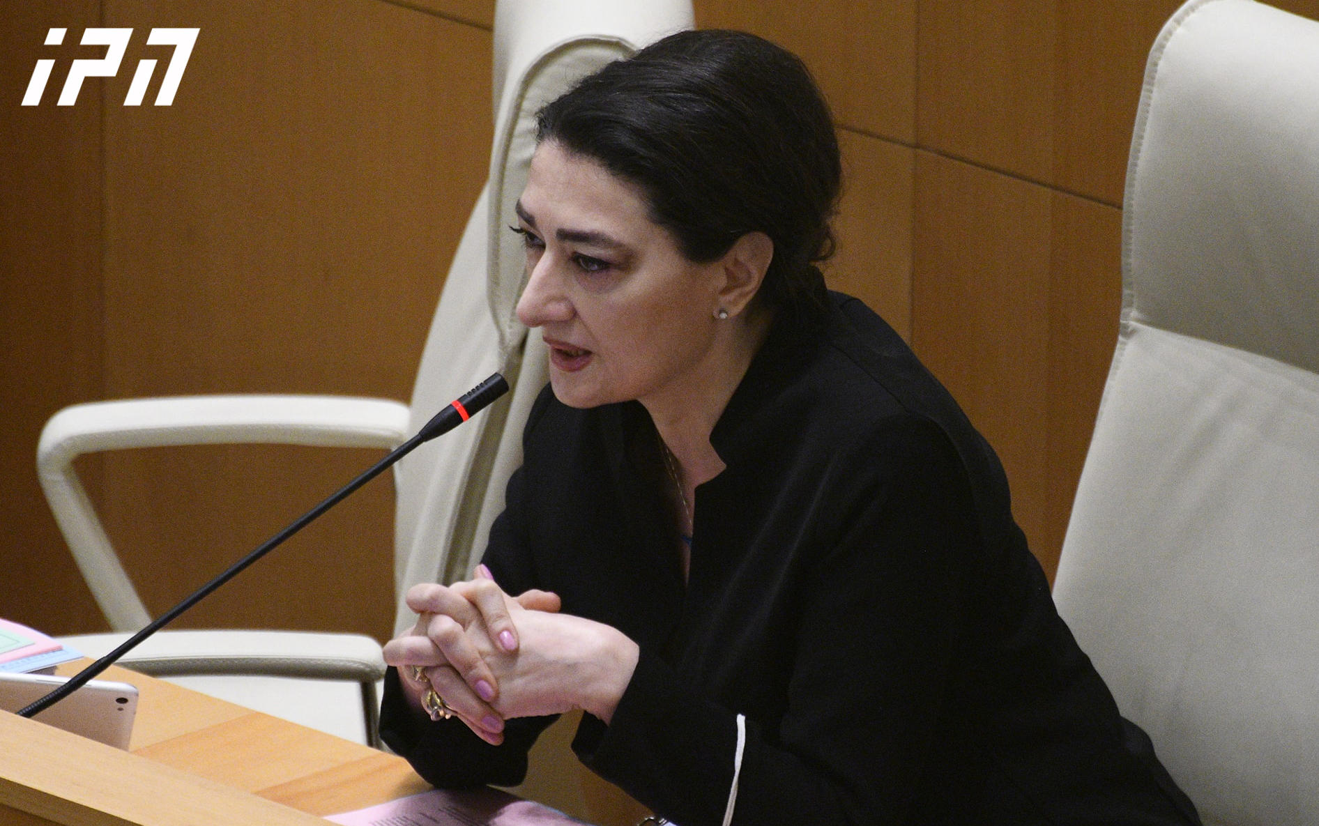 იურიდიულ საკითხთა კომიტეტის სხდომა თაკო ჩარკვიანსაც დაატოვებინეს