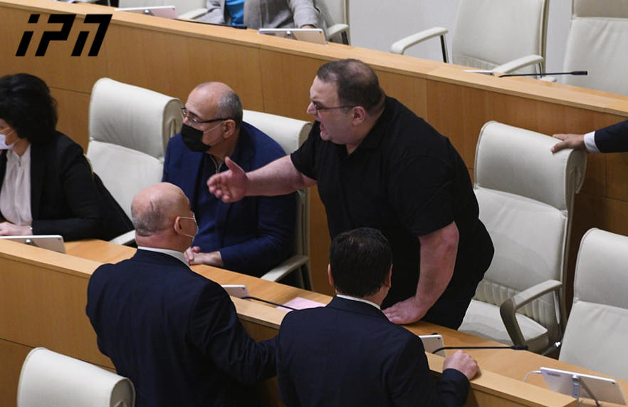 მიხეილ ყაველაშვილი, შოთა ხაბარელი და გუბაზ სანიკიძე პარლამენტში ერთმანეთს დაუპირისპირდნენ