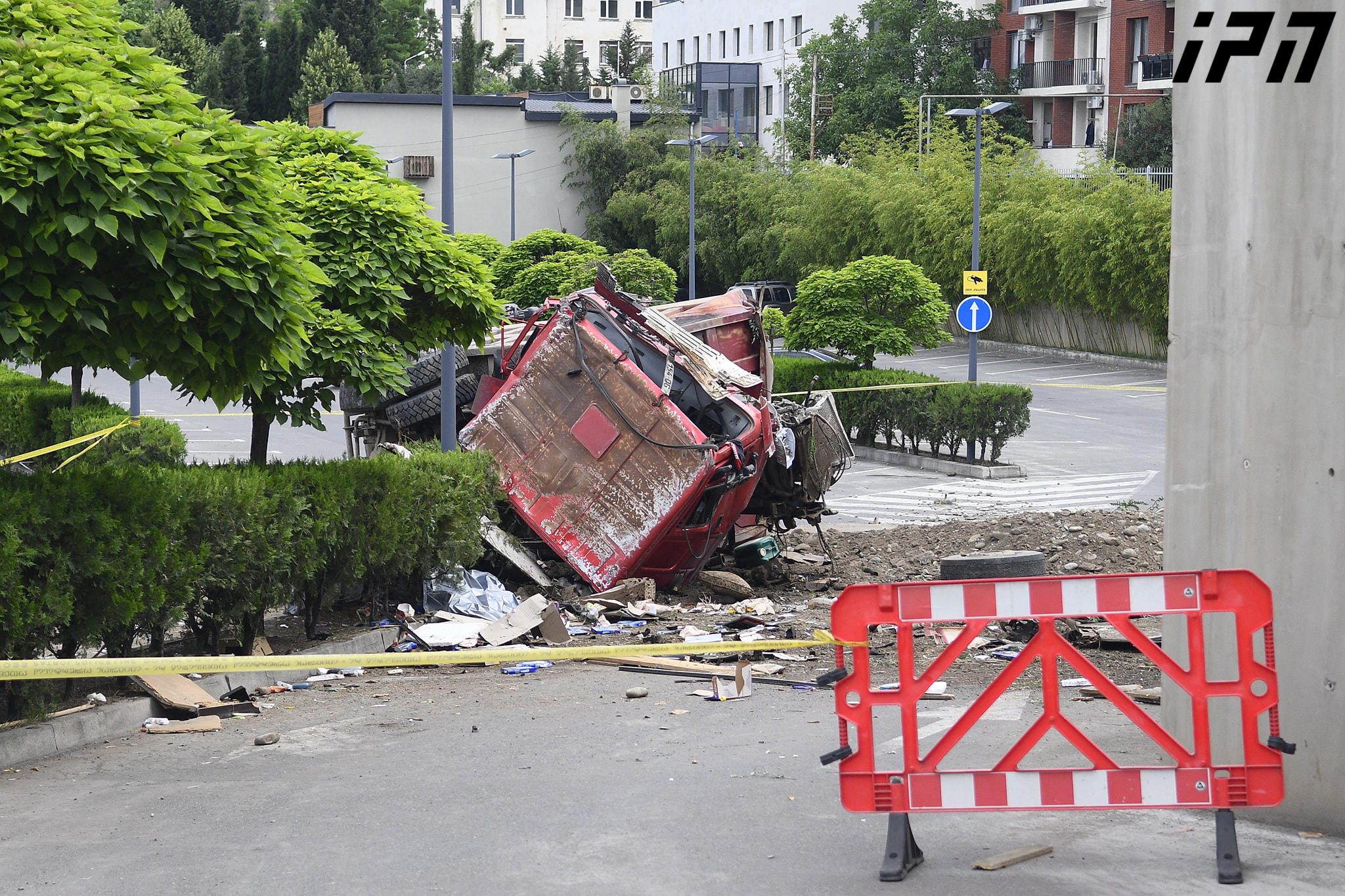 კრწანისის ქუჩაზე, "ნიუ ჰოსპიტალსის" ეზოში მომხდარი ავარიის დროს ერთი ადამიანი დაიღუპა და რამდენიმე დაშავდა