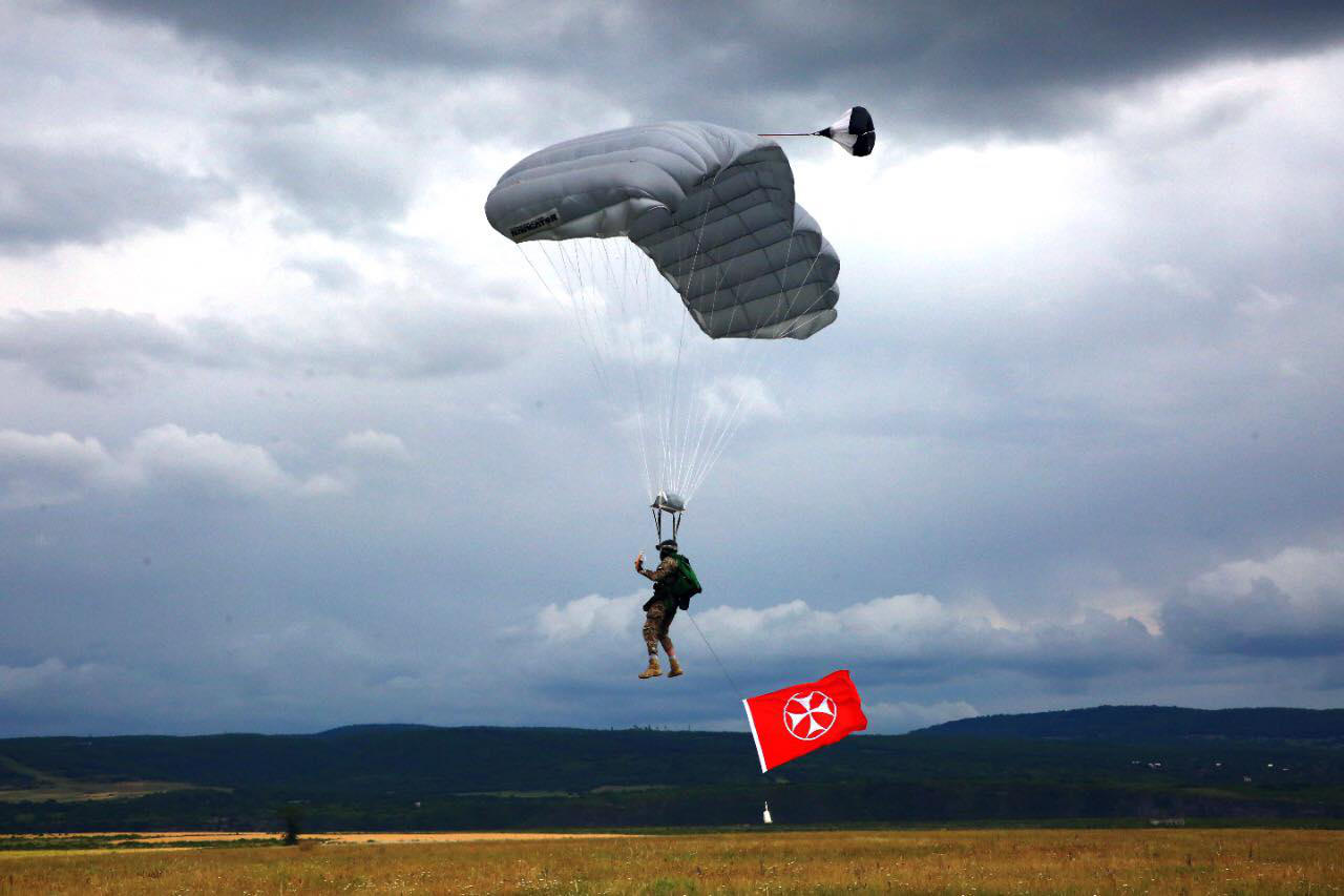 საპარაშუტო მომზადების სკოლაში სასწავლო პროგრამა პარაშუტით ხტომის საჩვენებელი ელემენტებით დასრულდა