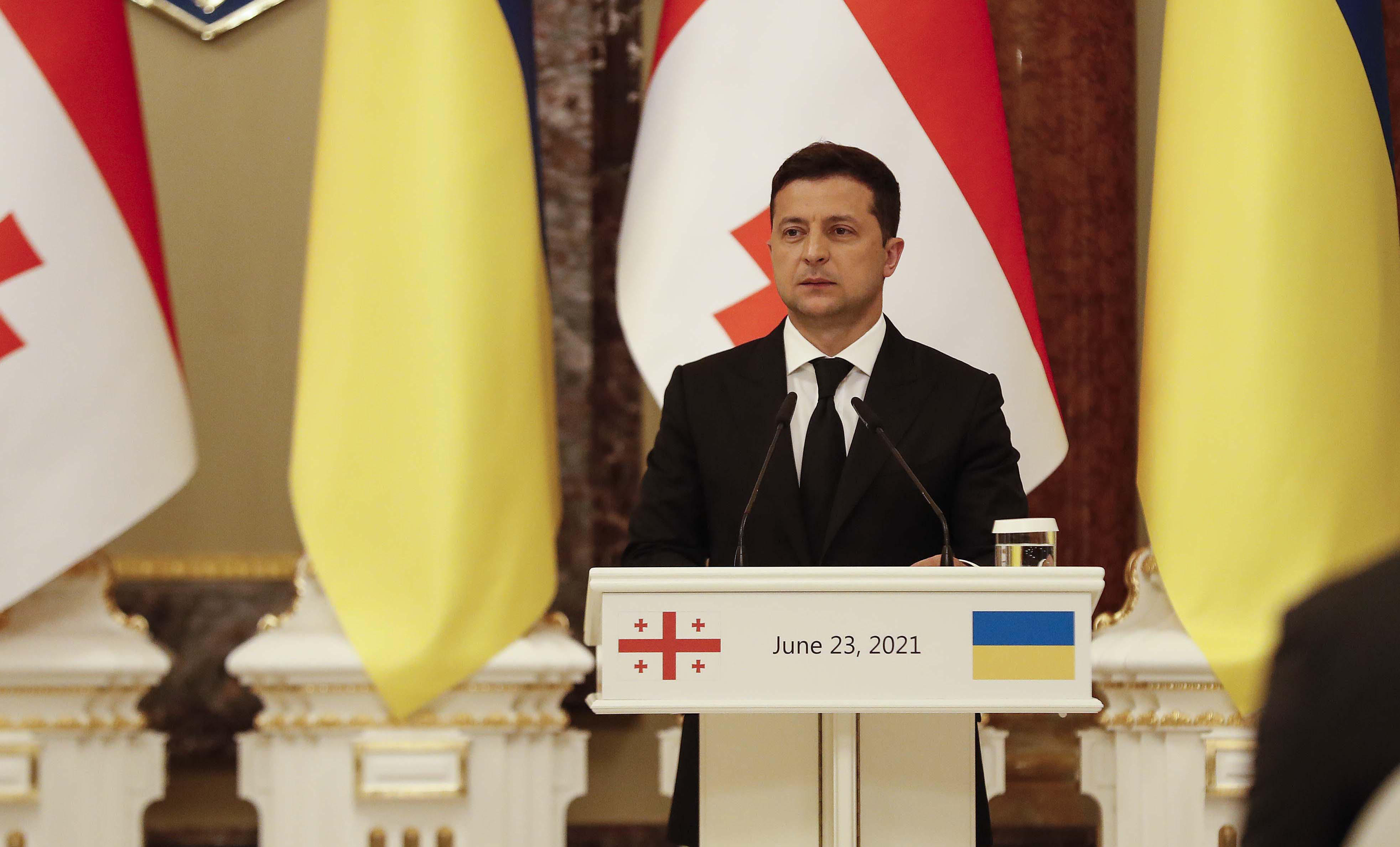 По заявлению Владимира Зеленского, на встрече с Саломе Зурабишвили говорилось об упрощении пересечения границ для граждан и возвращении на родину граждан, находящихся в тюрьмах