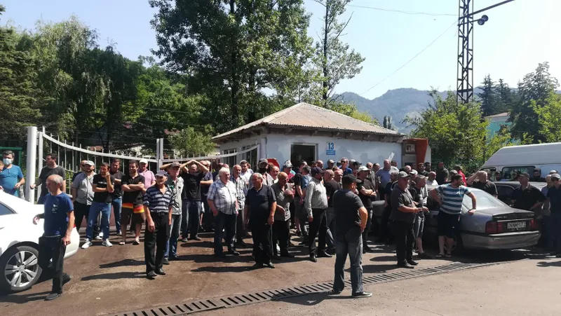 В Ткибули продолжается забастовка шахтеров