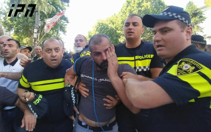 პარლამენტის მიმდებარე ტერიტორიაზე, „თბილისი პრაიდის“ საწინააღმდეგო აქციის მონაწილეები მედიის წარმომადგენლებს ფიზიკურად გაუსწორდნენ