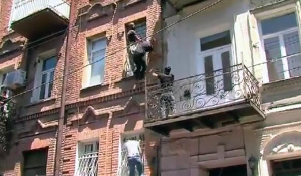 Part of the opponents of the March of Dignity are trying to break into the office of Tbilisi Pride from the balconies