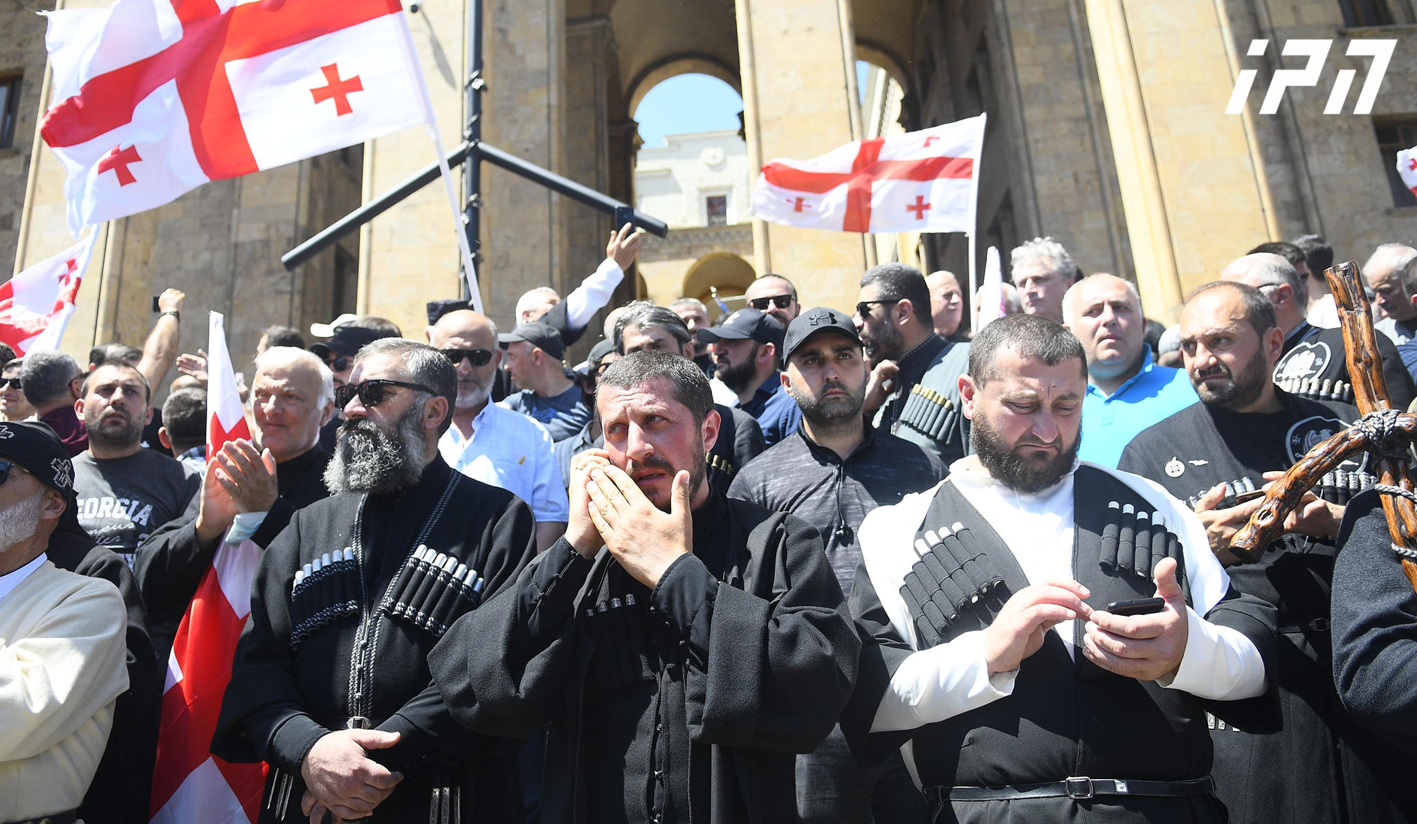 „თბილისი პრაიდის“ მოწინააღმდეგეებმა პარლამენტთან ევროკავშირის დროშა ჩამოხსნეს და ჯვარი აღმართეს