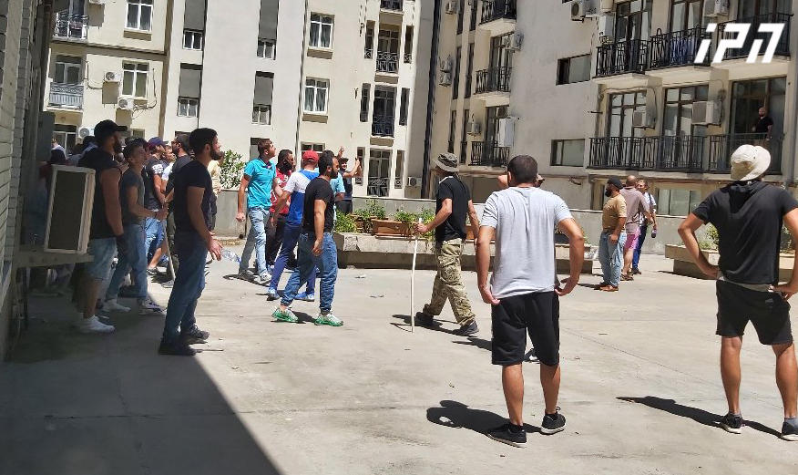 „თბილისი პრაიდის“ მოწინააღმდეგეები, „პრაიდის“ ერთ-ერთი ოფისის მიმართულებით ბოთლებს და სამშენებლო ფილებს ისვრიან