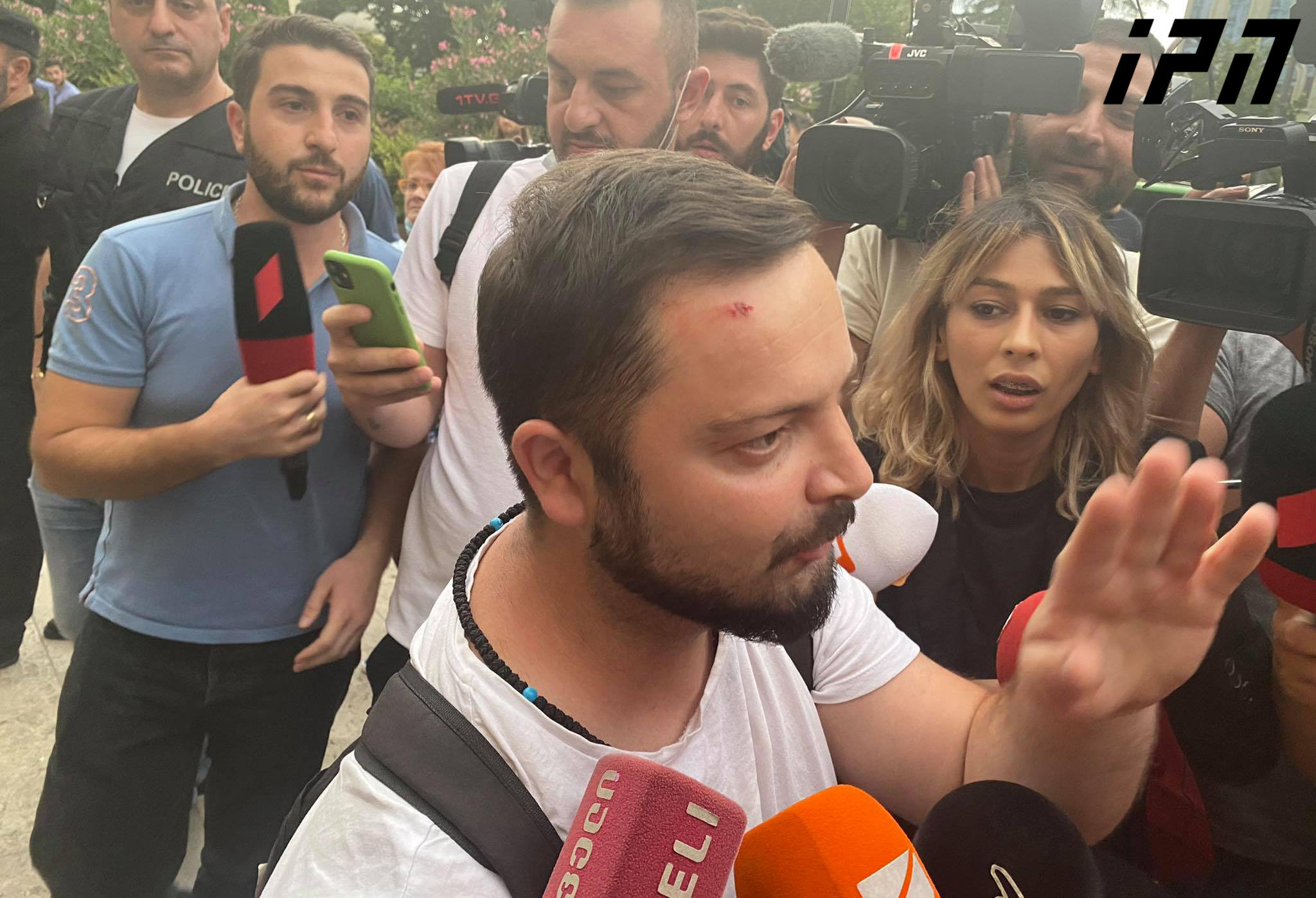 პარლამენტთან, სადაც მდუმარე აქციაა დაგეგმილი, "პალიტრანიუსის" ოპერატორს ფიზიკურად გაუსწორდნენ