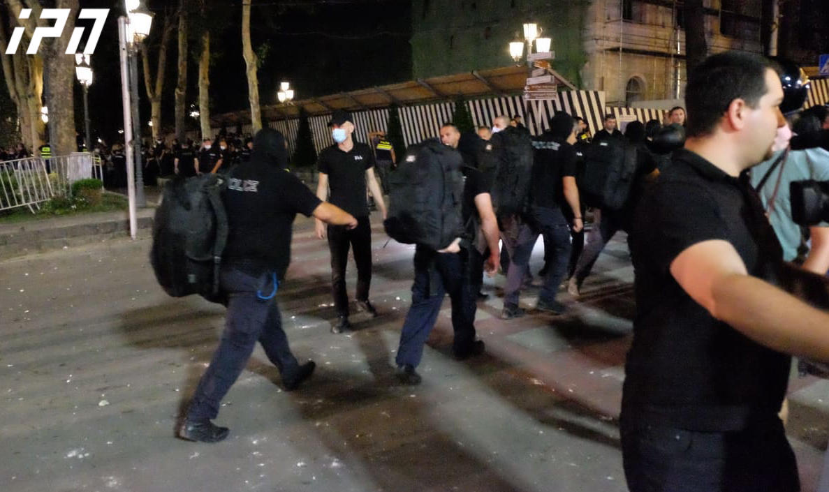 რუსთაველის გამზირზე სპეცრაზმი მიიყვანეს