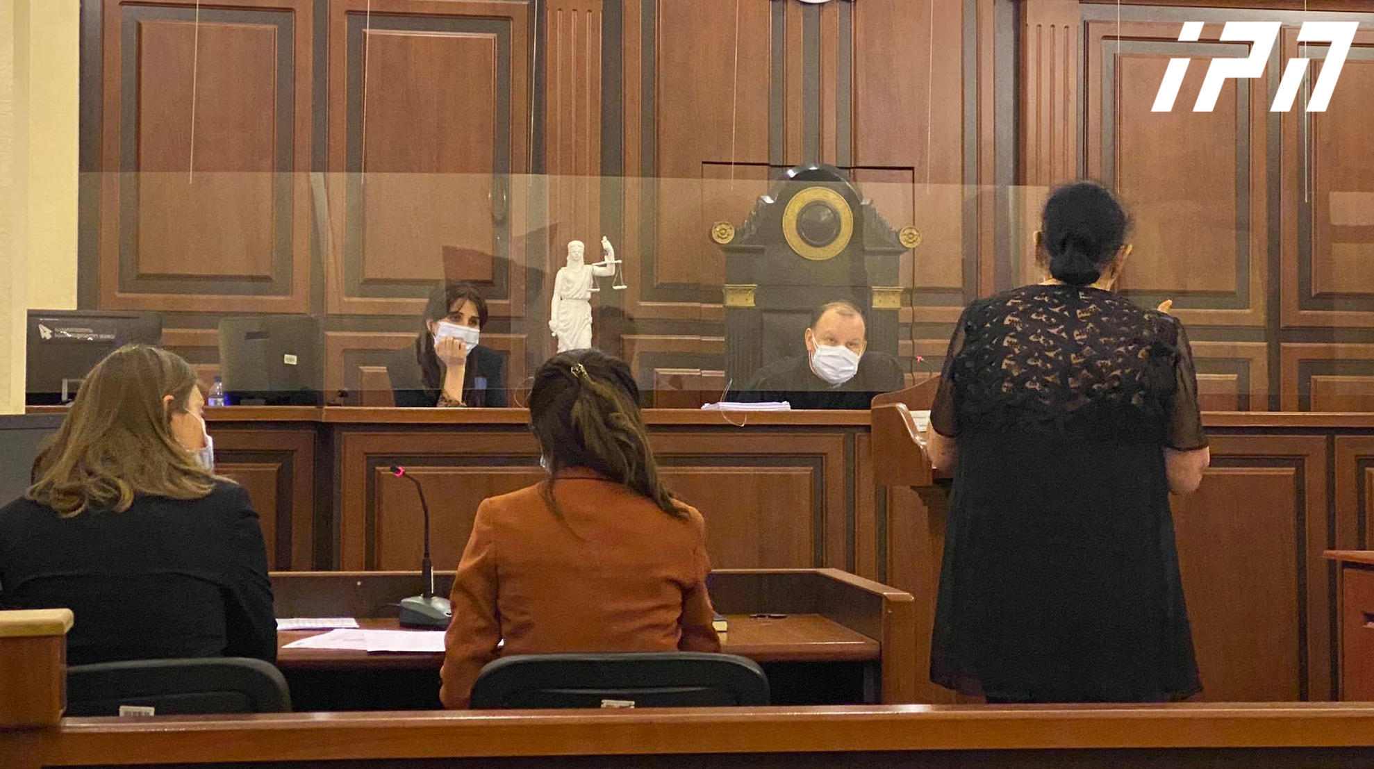 ადვოკატი - ჩემი დაცვის ქვეშ მყოფი ხელოსანია, მას მძიმე დანაშაულს უყენებენ, ძალადობას, ჟურნალისტის საქმიანობაში ხელისშეშლას, ამას ჯობს ტყვია ესროლო ადამიანს, თუკი ის პატიოსანი კაცია