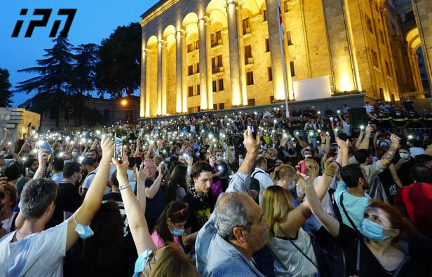 Участники акции направляются шествием от парламента к администрации правительства